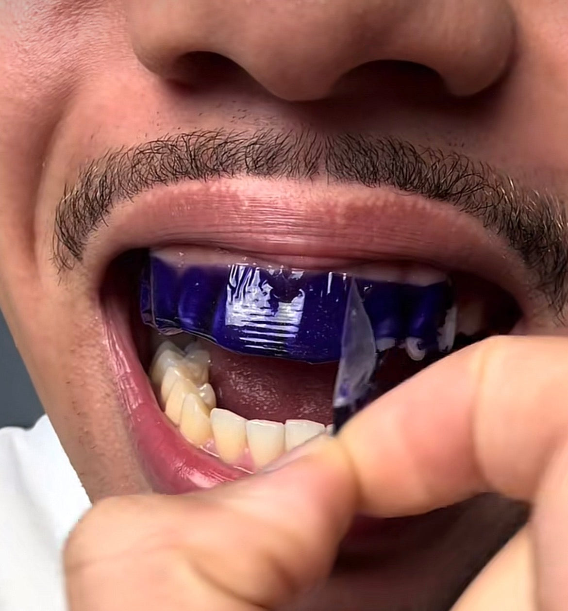 🟣 ÉTAPE 2 — Laisse agir 30 minutes. Évite de parler ou boire pendant la pose.