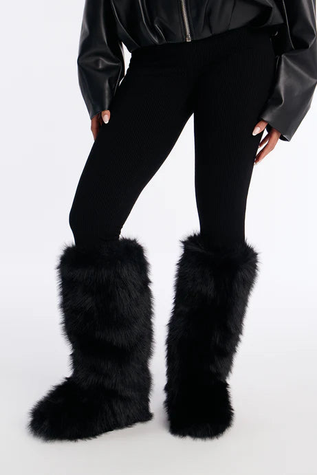 Bottes en fausse fourrure au coin du feu - Noir