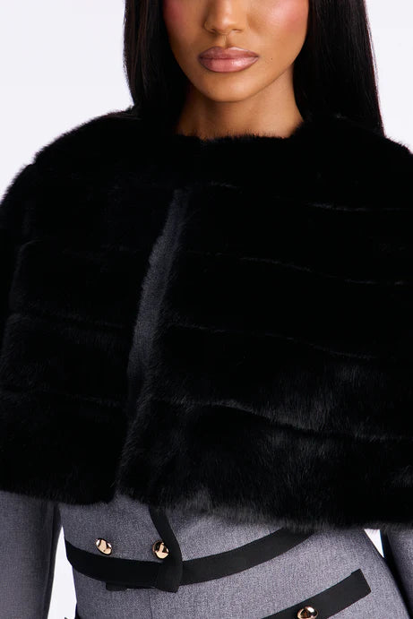 Cape en fausse fourrure prête pour le tapis rouge - Noir