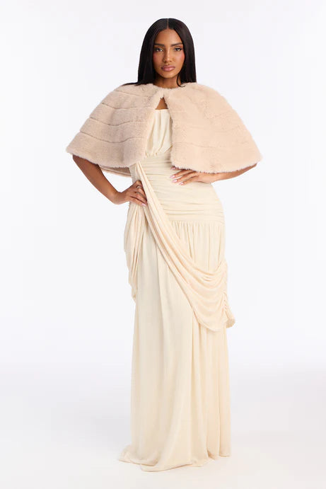 Cape en fausse fourrure prête pour le tapis rouge - Nude