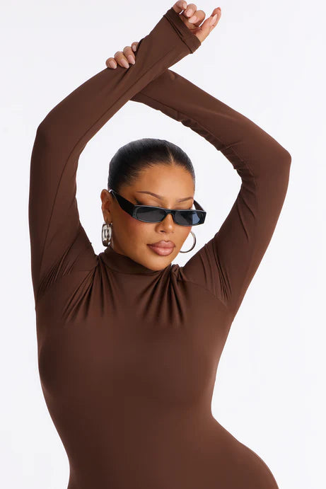 Catsuit à pieds à col sans fait de Francesca - Chocolat