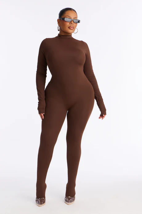 Catsuit à pieds à col sans fait de Francesca - Chocolat