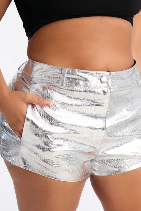 All Eyes On Me Metallic Peath Faux cuir Hot Short - Argent