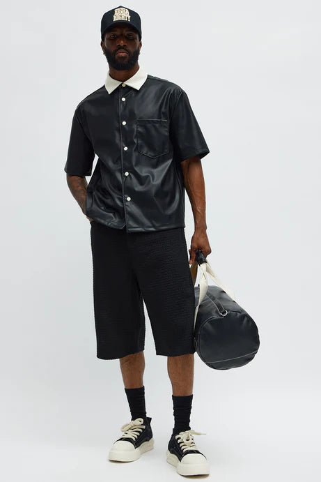 Chemise boutonnée en faux cuir à col coloré court - Noir