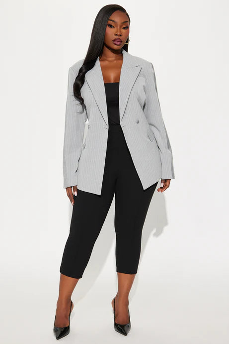 Blazer ajusté à rayures fines rigides en sergé Evianna - Charbon de bois/combo