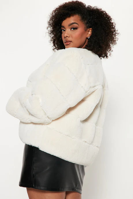 She Got Ready Manteau en fausse fourrure - Ivoire