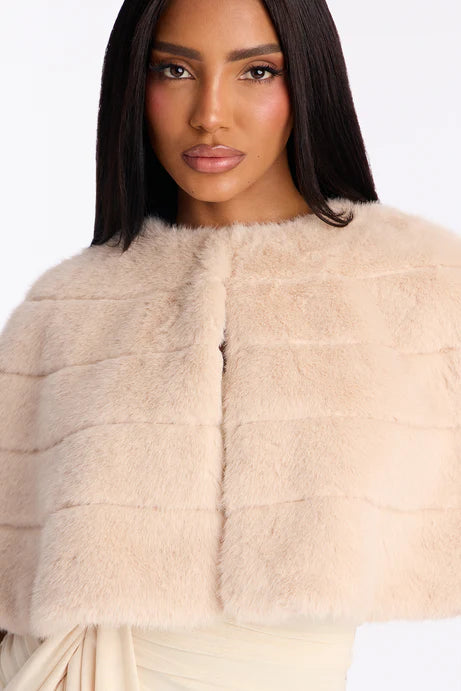 Cape en fausse fourrure prête pour le tapis rouge - Nude