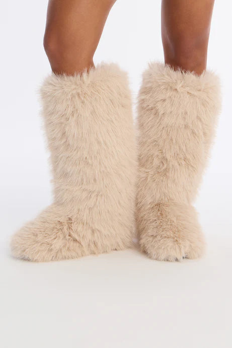 Bottes en fausse fourrure au coin du feu - Beige