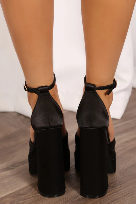 On My Best Behavior Extreme Platform Heels - Noir