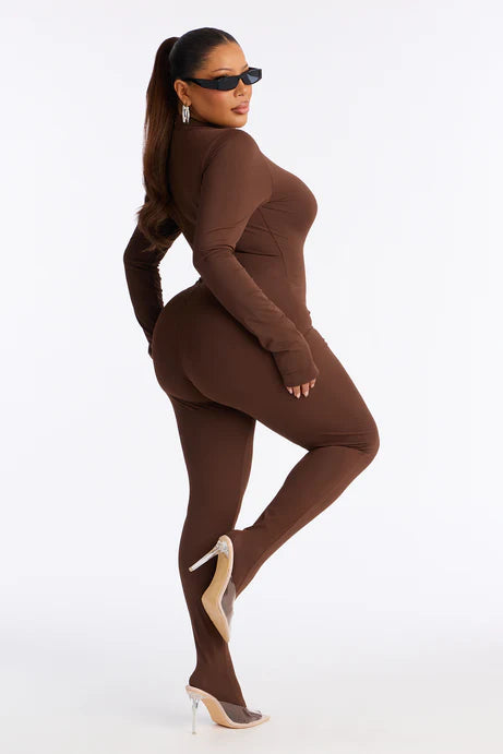 Catsuit à pieds à col sans fait de Francesca - Chocolat