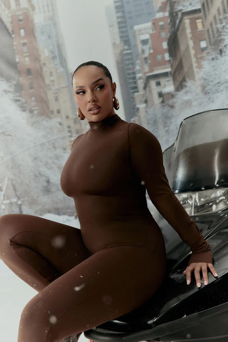 Catsuit à pieds à col sans fait de Francesca - Chocolat