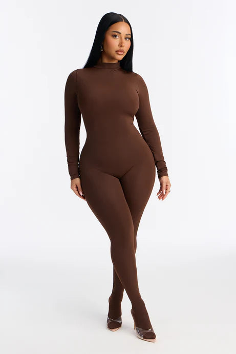 Catsuit à pieds à col sans fait de Francesca - Chocolat