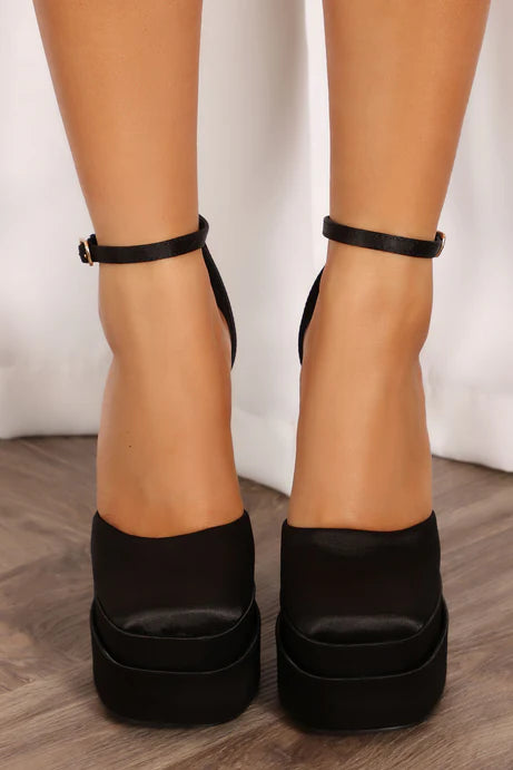 On My Best Behavior Extreme Platform Heels - Noir